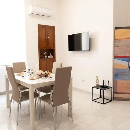 Casa Mondy - Centre Cagliari, 2 Bedrooms, Ac, Sleeps 5 Cagliari